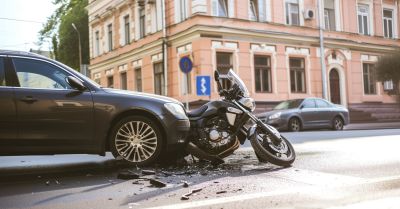 Wypadek w Stachowie. Kierowca jednośladu trafił do szpitala, a kierowca skody uciekł z miejsca zdarzenia