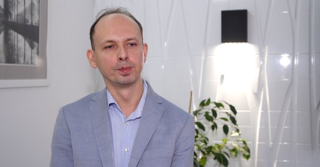 Projekt ustawy o wyrobach tytoniowych (UD213) trafił 20 listopada 2025 roku pod obrady Stałego Komitetu Rady Ministrów, mimo że – jak podkreślają organizacje przedsiębiorców – nie został poprzedzony analizą wpływu na rynek, budżet ani system ochrony zdrowia. Wprowadzeniu regulacji przewidującej całkowity zakaz jednorazowych e-papierosów i aromatyzowanych saszetek nikotynowych sprzeciwiają się m.in. plantatorzy tytoniu, izby handlowe, a także lekarze rodzinni i inne środowiska medyczne. Organizacje pracodawców apelują o ponowne konsultacje społeczne, ponieważ uwagi z poprzednich nie zostały uwzględnione w projekcie, oraz rzetelną ocenę skutków regulacji.