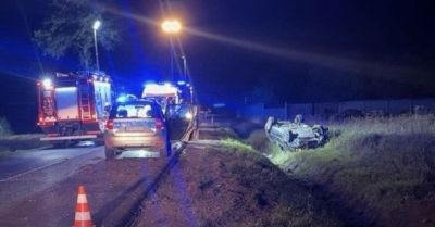 Skoda dachowała w przydrożnym rowie